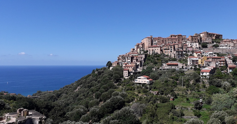 Pisciotta che si staglia sul mare