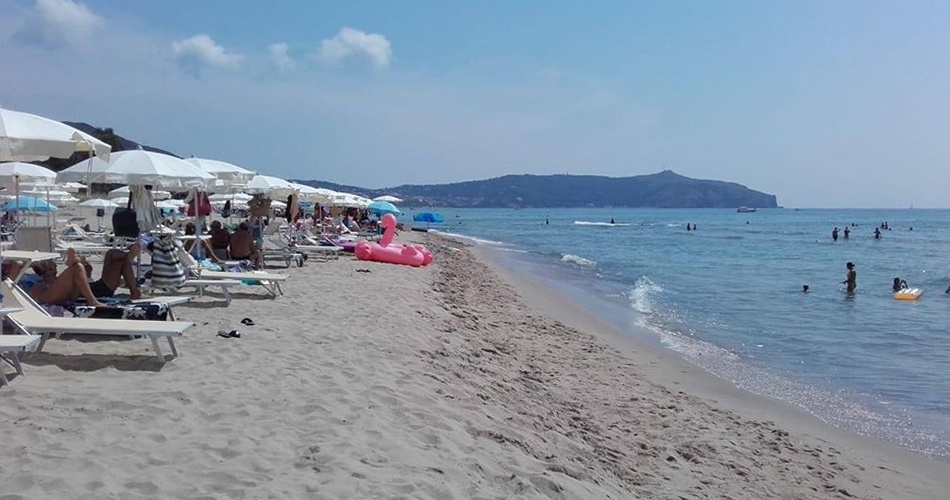 Spiaggia con Capo Palinuro sullo sfondo